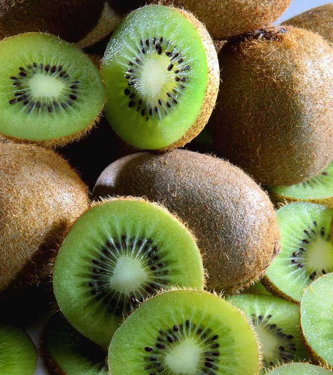 الكيوي...فاكهة استوائية مميّزة لخلطات تقشير البشرة
