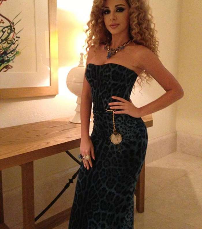 البشرة المصقولة رافقت ماكياج العينين القوي