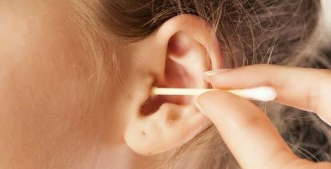مخاطر ومساوئ تنظيف الأذن بعيدان القطن