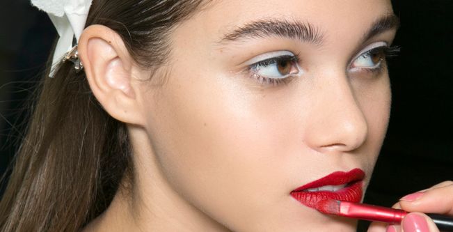 فضيحة اعلان خبراء التجميل لتثبيت احمر الشفاه 