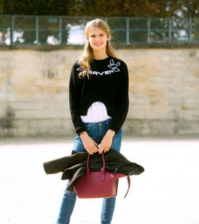 عارضة الازياء Elizabeth Ljadov بموضة حذاء الكاحل