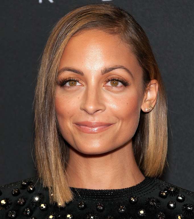 نبكول ريشي رست على الكاريه القصير