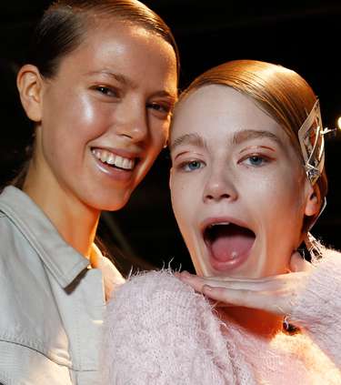 الماكياج النحاسي مع Holly Fulton