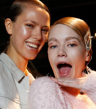 الماكياج النحاسي مع Holly Fulton