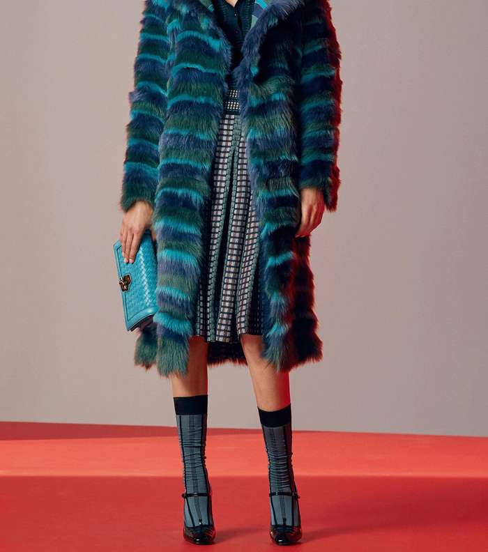 التنورة مع الكنزة الصوفية Knitwear ومعطف الفرو الملون من بوتيغا فينيتا Resort 2018