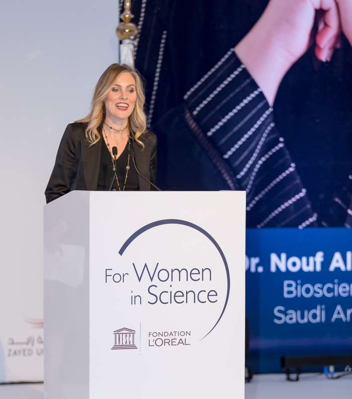 سارة رافيلا تلقي كلمة لوريال