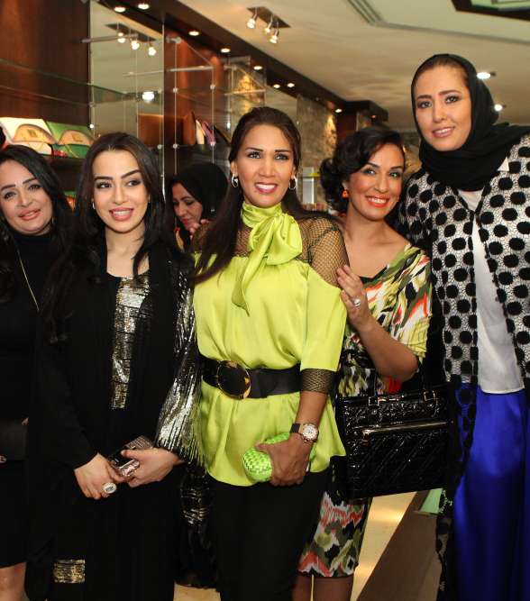 المذيعة أميرة الفضل تتوسط إلهام أل ربيعة والحضور الجميلات