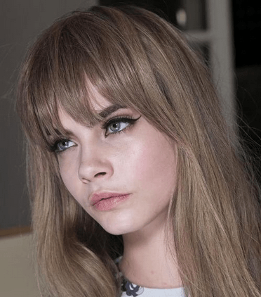 الشعر المدرج الطويل مع الغرّة على الجبين