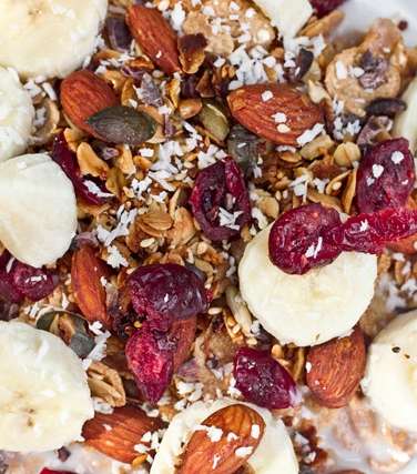 المكسرات والفواكه المجففة تغنيك عن قطعة الحلوى التي تُفسد الريجيم وتبقيك على الخطّ السليم!