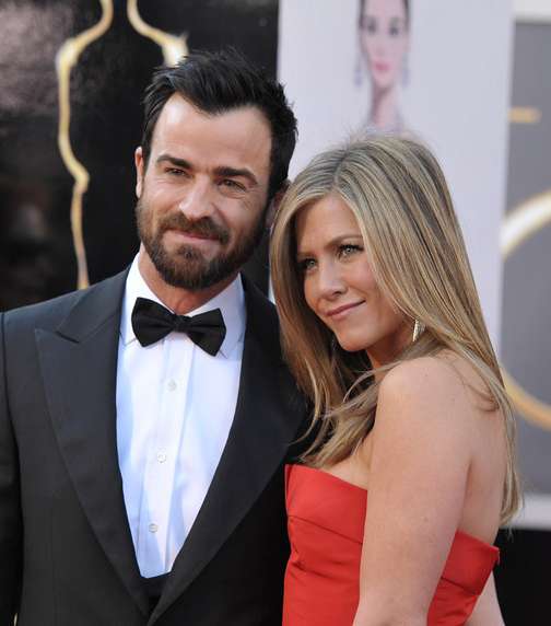 جينيفر أنيستون وخطيبها جاستن ثيرو في حفل الأوسكار 2013
