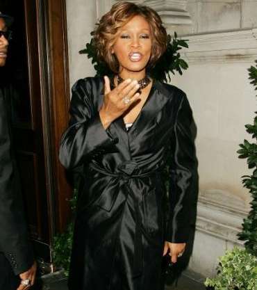 صور: والدة ويتني هيوستن تفضح خبايا حياة النجمة الراحلة في كتاب