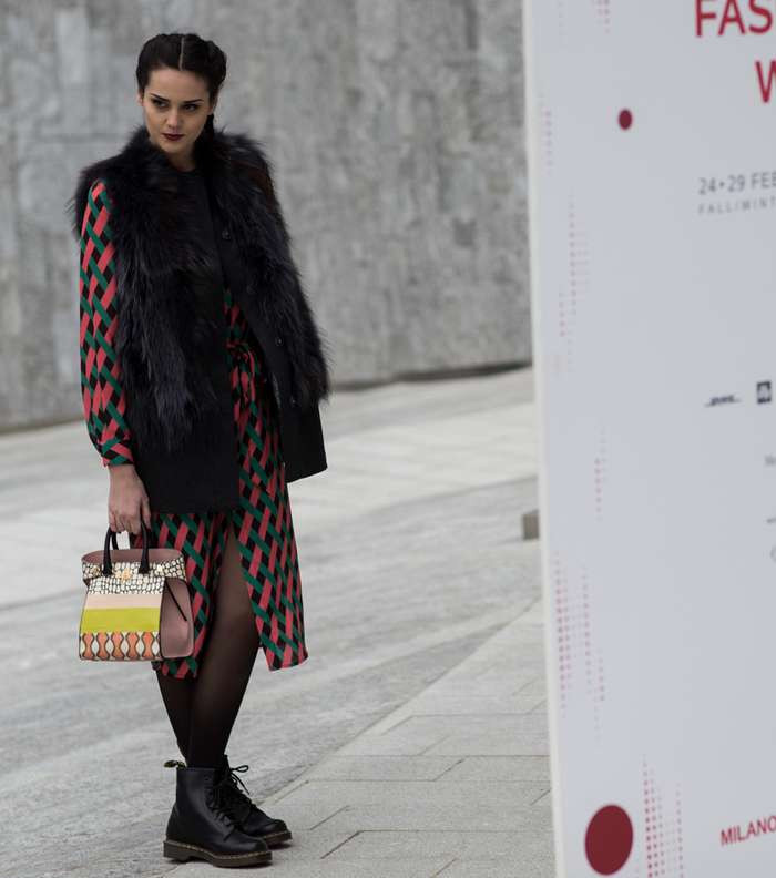 الفستان المطبع مع سترة الفرو وحذاء الـ Combat shoes من شوارع ميلانو