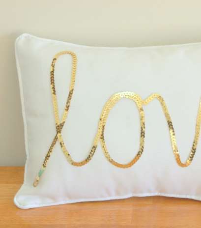 وسادة مميّزة تحفّر مشاعركما بالباييت وتوضع على سريركما الزوجي