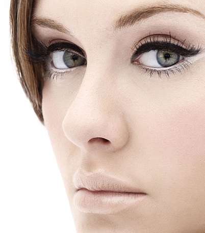 سرّ الآي لاينر الممدود والمزدوج في عيون أديل