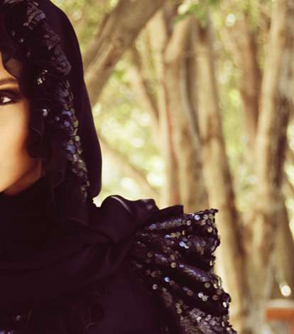 ماكياج العيون الداكن مع العباية السوداء