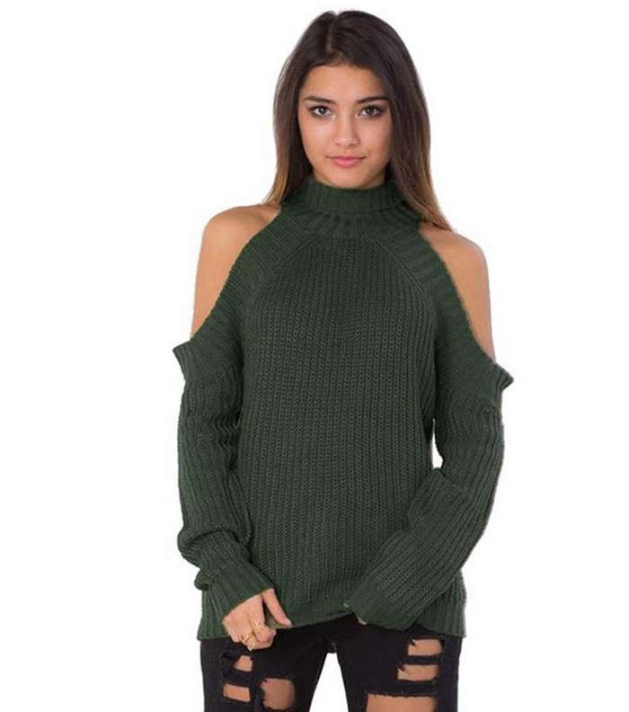 ارتدي الكنزة بقصة الـ off Shoulders مع رباط عريض في شتاء 2017