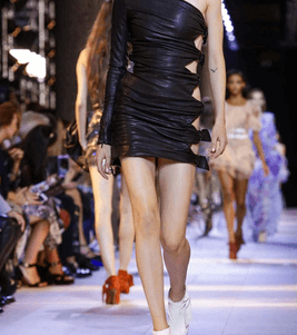 موضة الفساتين القصيرة بقصة الـ Cut out من روبيرتو كافالي لصيف 2016