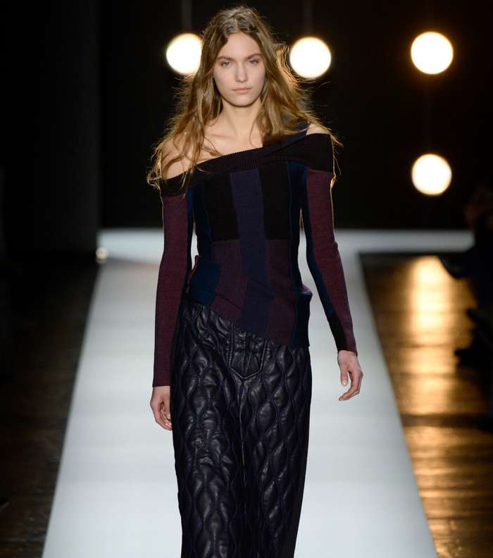 موضة الكنزات بقصة الاكمام المنسدلة على الاكتاف من BCBG لشتاء 2017