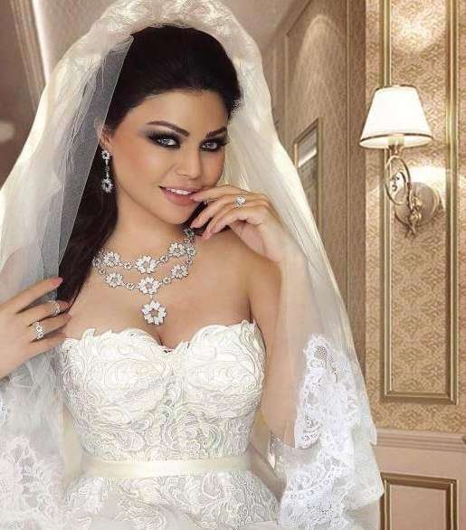 بعد طلاقها، ارتدت هيفا وهبي الفستان الأبيض للمرة الثانية في إحدى إعلانات مجوهرات