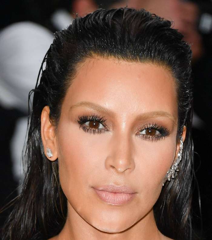 كيم كارداشيان وماكياجها الكلاسيكي مع الحواجب الملوّنة بالأشقر