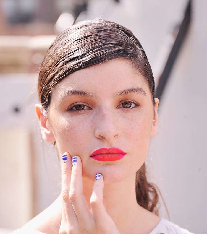 Ann Yee و الشفاه الوردية مع طلاء الأظافر الملونة 