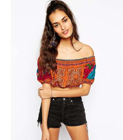 بالصور، اكتشفي موضة التوب بقصة الـ Off shoulders