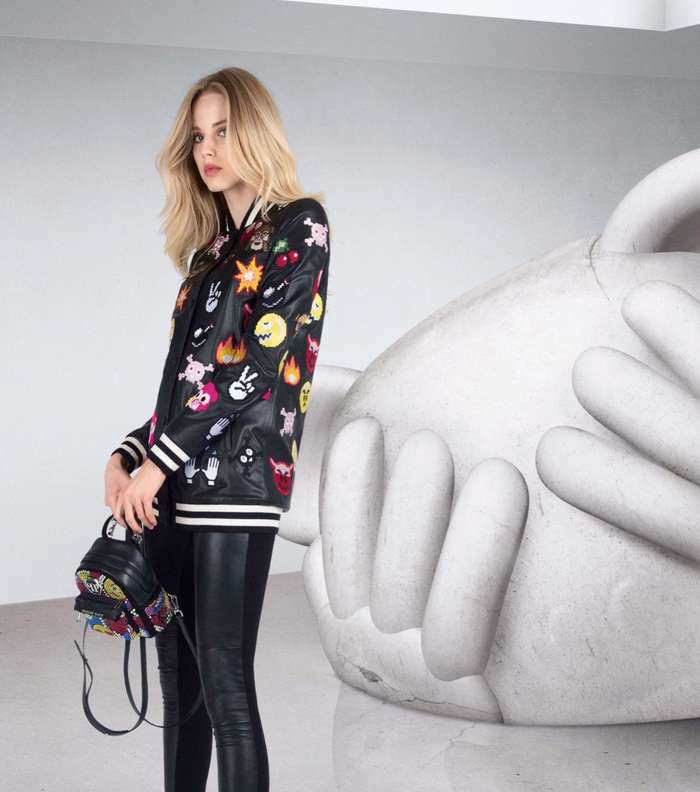 موضة السترة الرياضية Bomber المطبعة برسومات الـ Emoticans من مجموعة فيليب بلاين Resort 2016