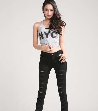 موضة الجينز الأسود الممزّق