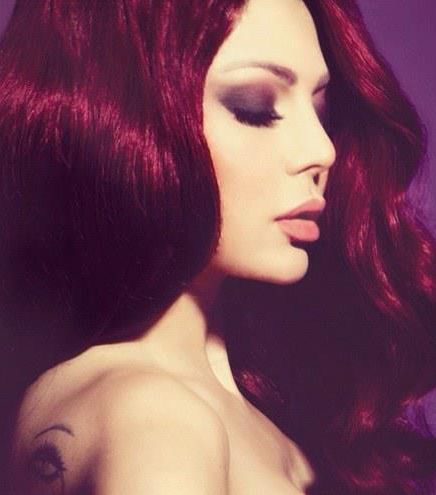 هيفا وهبي من النجمات اللواتي اخترن الأحمر