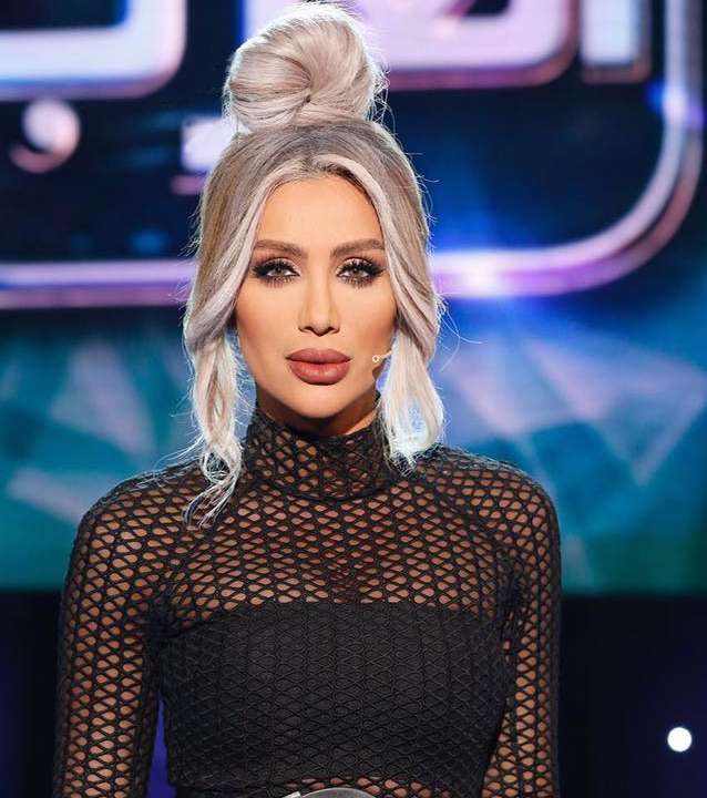 الكعكة العالية ظهرت عند أعلى الرأس في إحدى إطلالاتها 