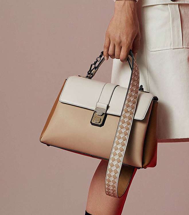 حقيبة مميزة بالحجم الكبير الكلاسيكي من بوتيغا فينيتا من مجموعة Resort 2018