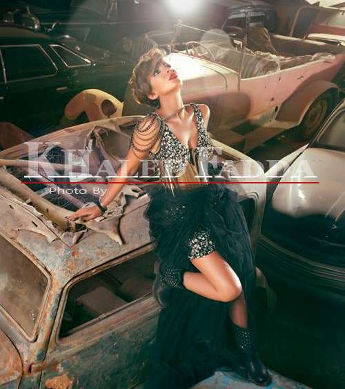 منى زكي تعتمد الإطلالة القوية والجريئة في جلستها التصويرية