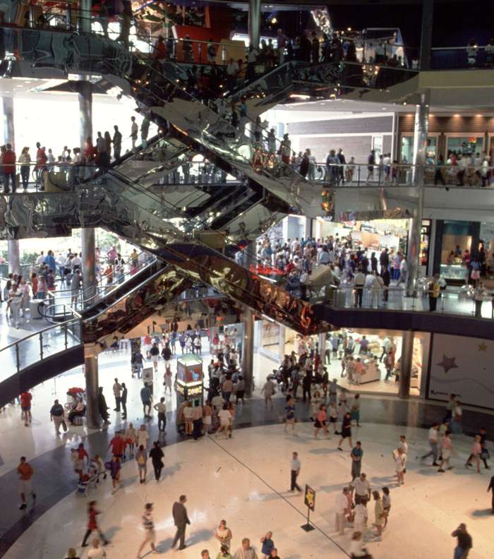 مول أميريكا، المجمّع التجاري الأكثر استقبالاً للزوار في العالم. فيه 400 متجر، أكواريوم، وباحة مخصصة لحفلات الزفاف