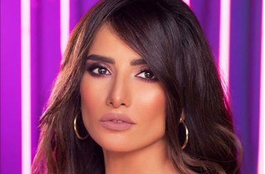 زينة تُقلد الطفلة فلاوله قبل دخولها غرفة العمليات