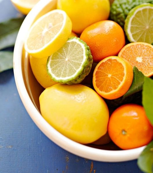 الحمضيات...أثمن المواد الطبيعية لشفاهك 