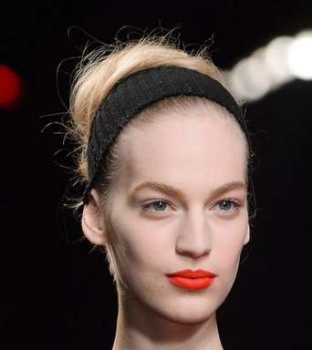 الشعر المرفوع بالرباط الأسود وأحمر الشفاه البرتقالي مع نينا ريتشي