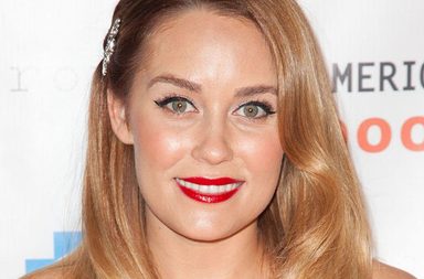 أحمر الشفاه الأحمر القوي