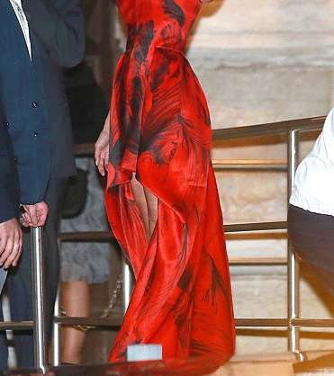 أمل علم الدين بفستان رائع من توقيع Alexander McQueen