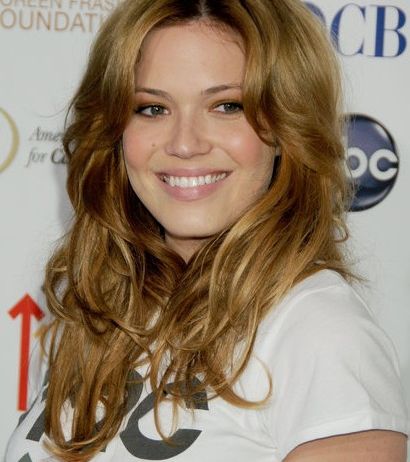 رقة اللون الأشقر مع ماندي مور