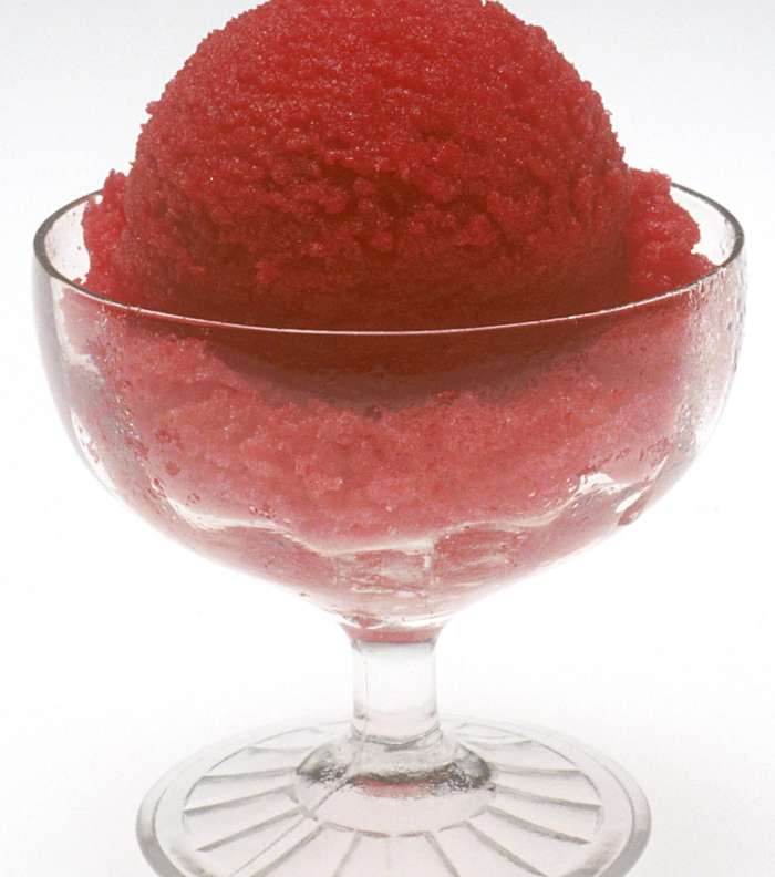 دللي نفسك بقطعتين أو حتّى ثلاث من الآيس كريم بطعم الفواكه، واطفئي حرّ الصيف والريجيم معاً!