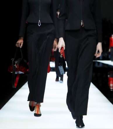 موضة البدلات السوداء الأنيقة والراقية من Giorgio Armani لشتاء 2018