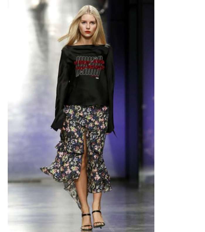 التنورة المطبعة مع الكنزة الرياضية المطبعة بالكتابات من Topshop لشتاء 2018
