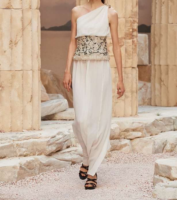 الفستان بقصة الكتف الواحد مع الكورسيه العريض المزخرف من CHANEL كروز 2018