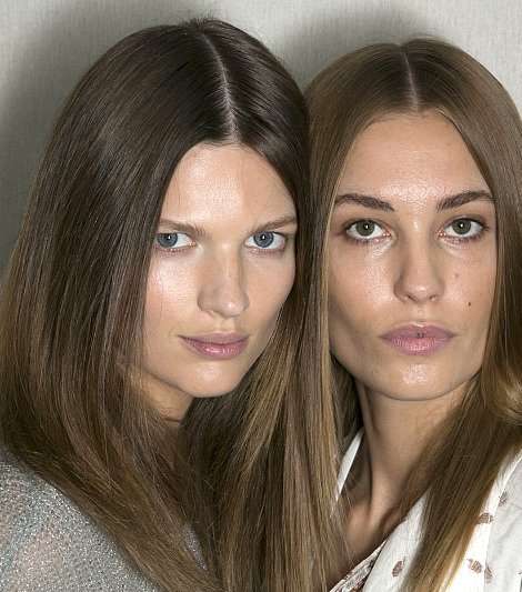 Chloé : الشعر المالس والماكياج الناعم 