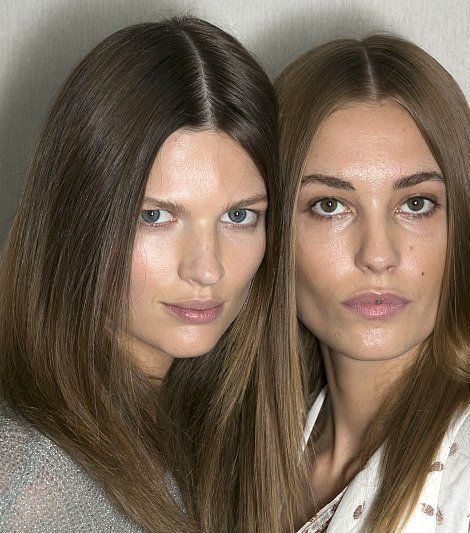 Chloé : الشعر المالس والماكياج الناعم 