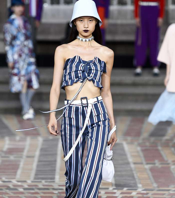 التوب القصيرة باسلوب الـ Bandeau مع السروال بطول الكاحل من كينزو لربيع وصيف 2018