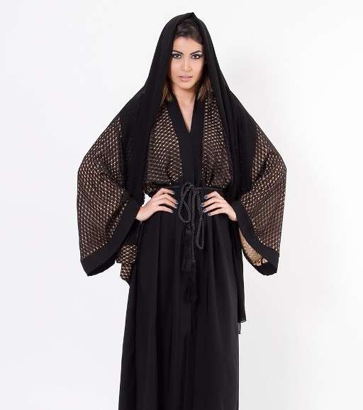 عبايات كتف مزيّنة بحزام عند الخصر