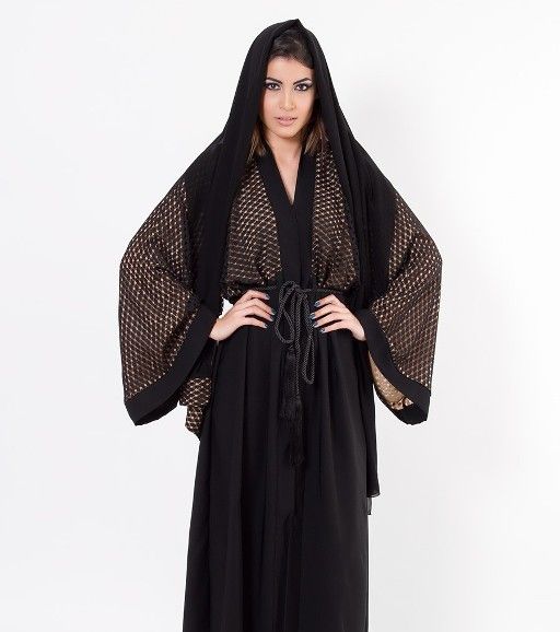 عبايات كتف مزيّنة بحزام عند الخصر