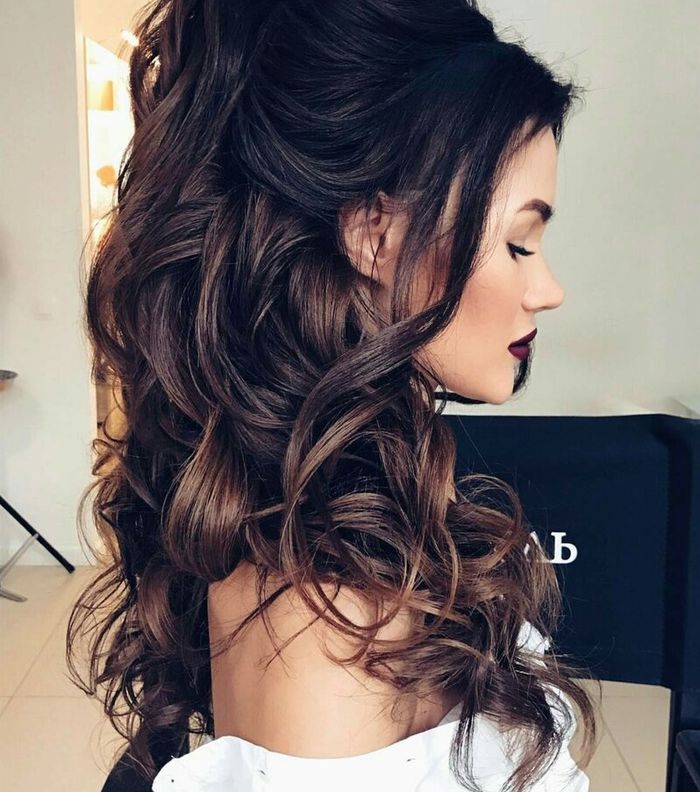 صور اجمل تسريحات للشعر المموج الطويل