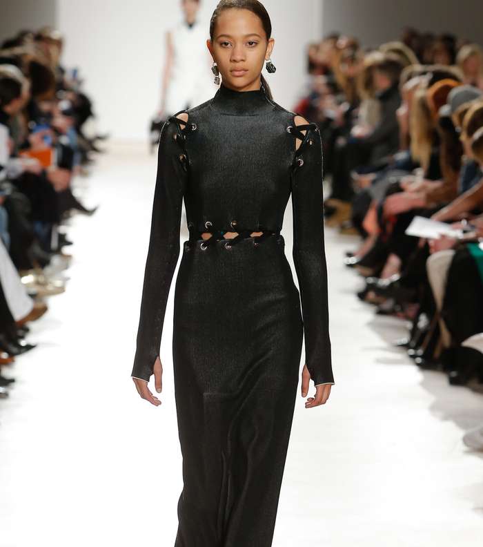 موضة الفساتين الماكسي بقصة الـ Cut out من Proenza schouler لشتاء 2017
